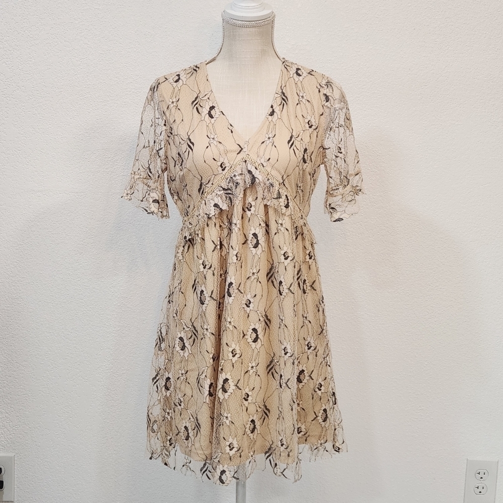 FRANCESCA’S Liv Floral Lace Distressed Edges Shift Dress Size S